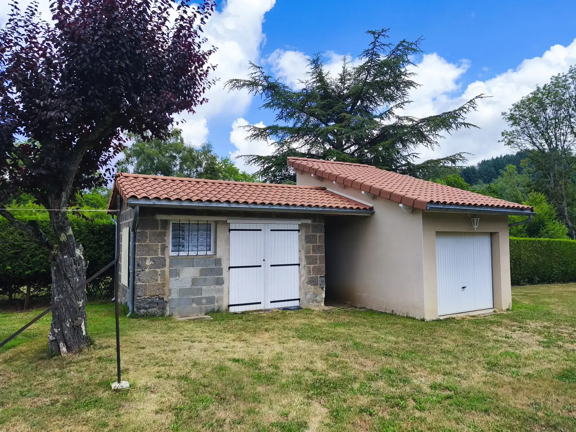 Maison de ville F5 avec terrasse, garage et terrain à Thiers 
