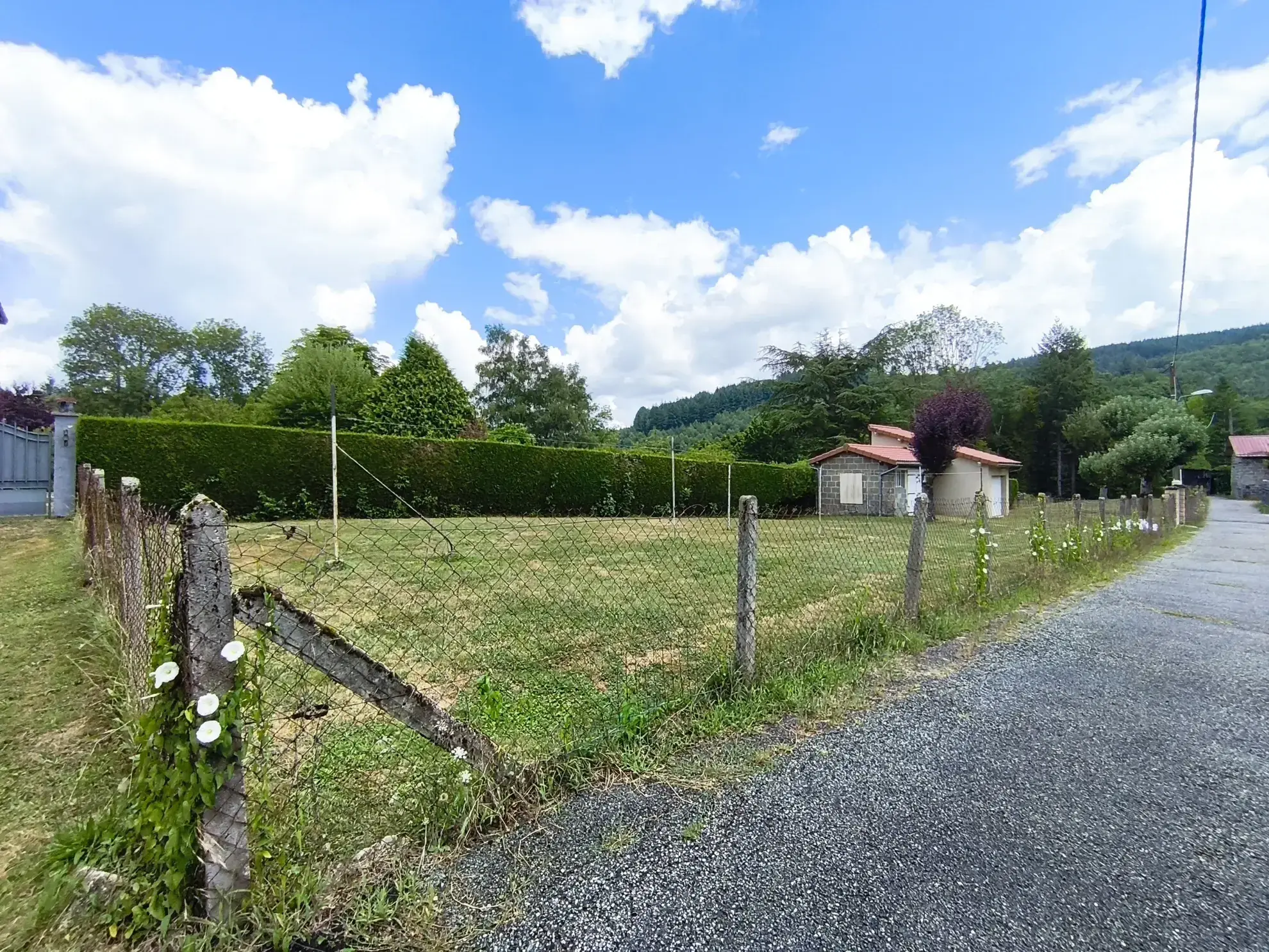 Maison de ville F5 avec terrasse, garage et terrain à Thiers 