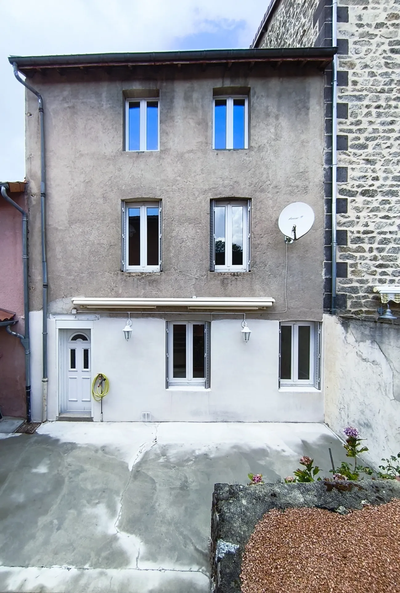 Maison de ville F5 avec terrasse, garage et terrain à Thiers