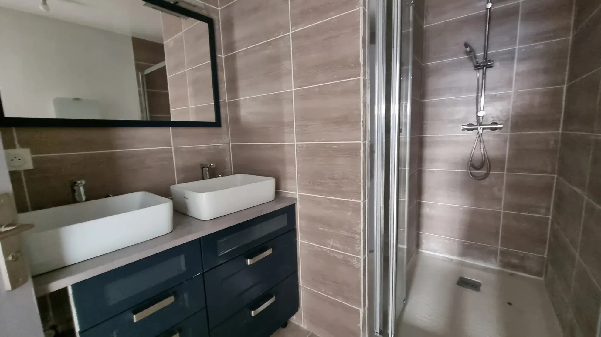 Appartement rénové de 80,55 m² avec vue sur le château à Sommieres 