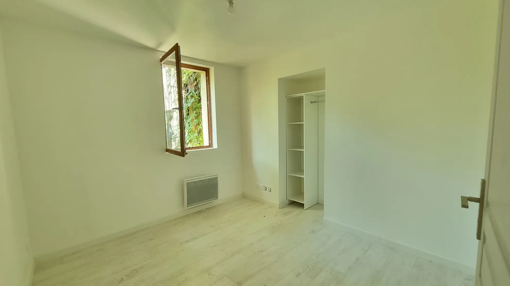 Appartement rénové de 80,55 m² avec vue sur le château à Sommieres 