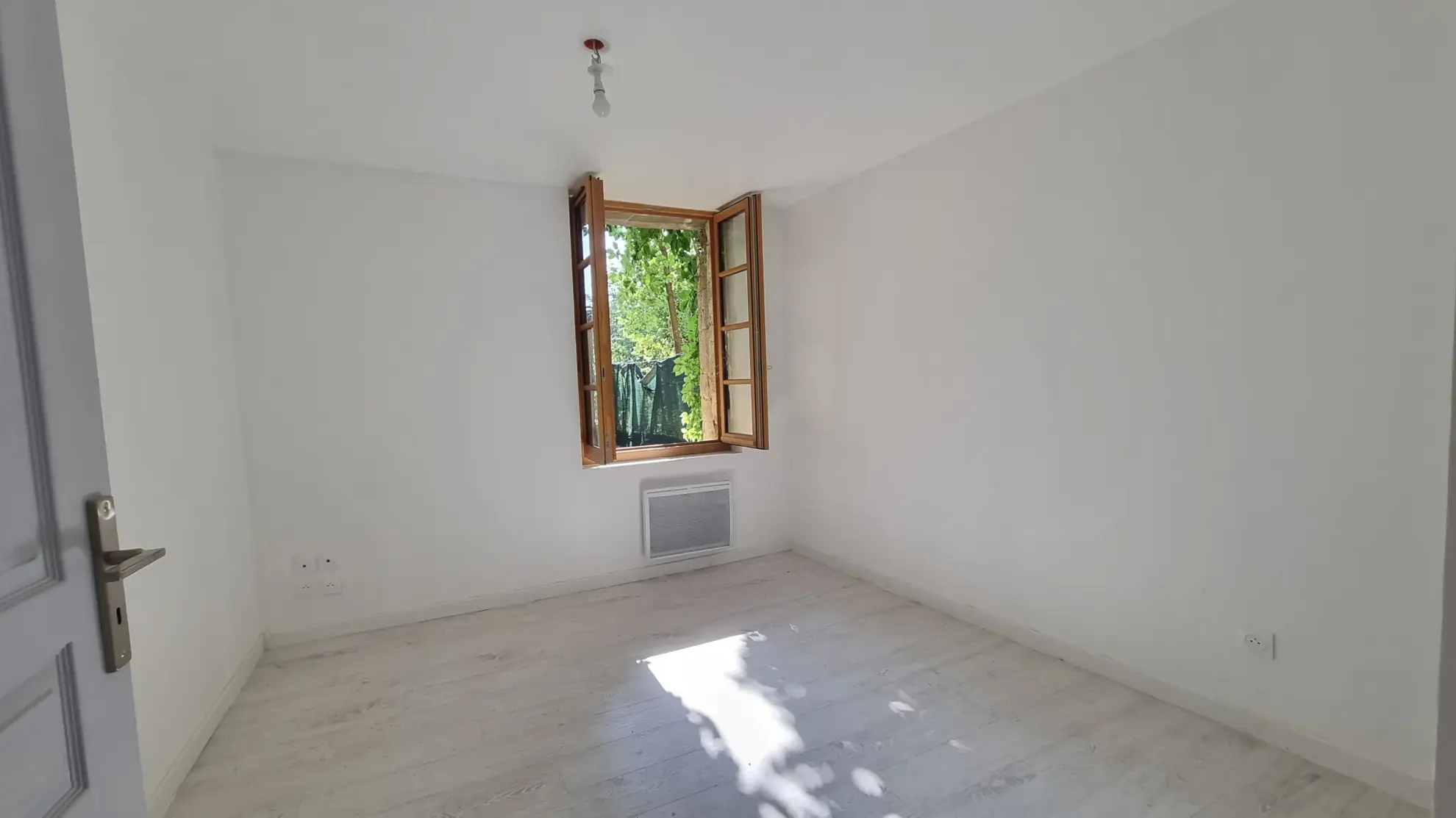 Appartement rénové de 80,55 m² avec vue sur le château à Sommieres 