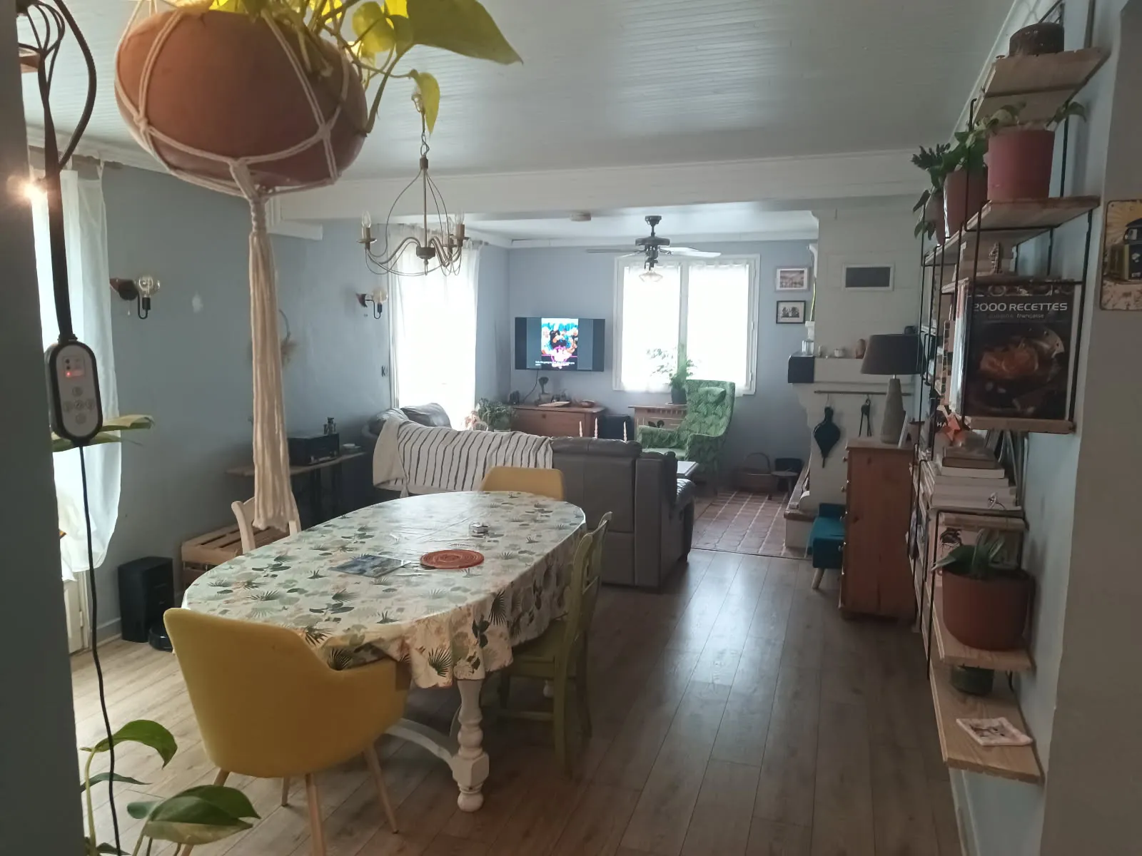 Maison de 135 m² avec 4 chambres, terrain, piscine à rénover en Dordogne 