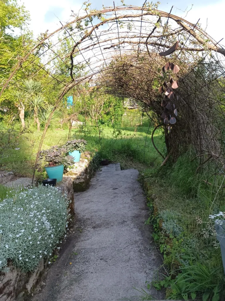 Maison de 135 m² avec 4 chambres, terrain, piscine à rénover en Dordogne 