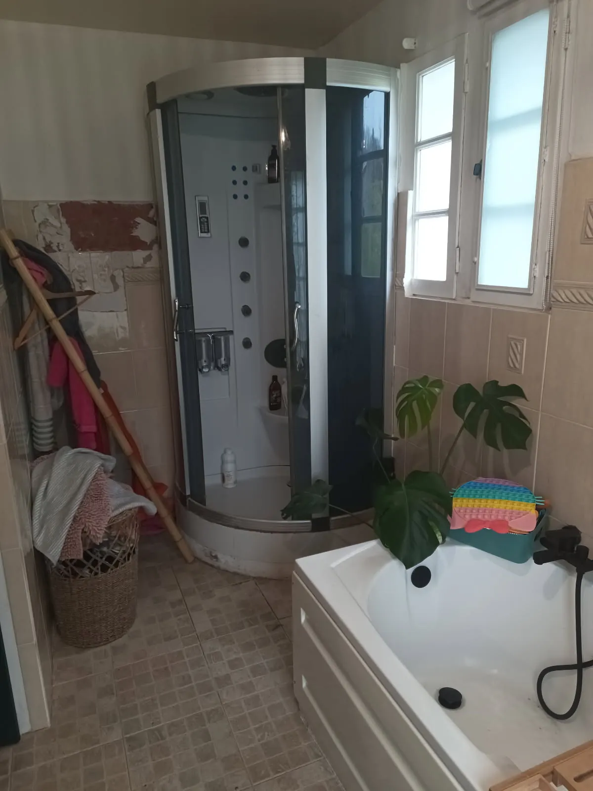 Maison de 135 m² avec 4 chambres, terrain, piscine à rénover en Dordogne 