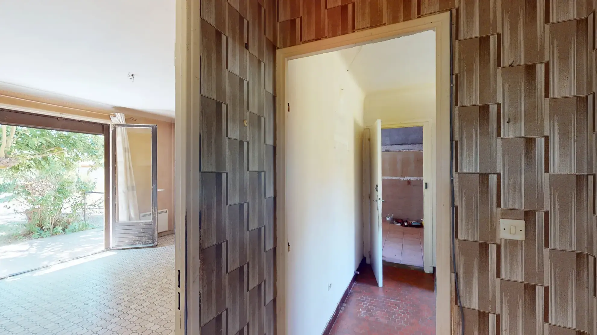 Maison à rénover de 61 m² avec garages et grand terrain à Menville, proche Toulouse 