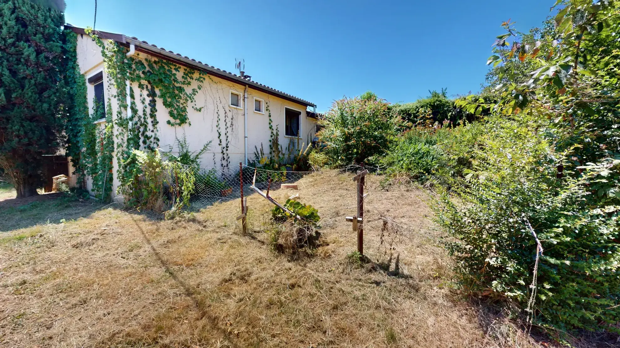 Maison à rénover de 61 m² avec garages et grand terrain à Menville, proche Toulouse 