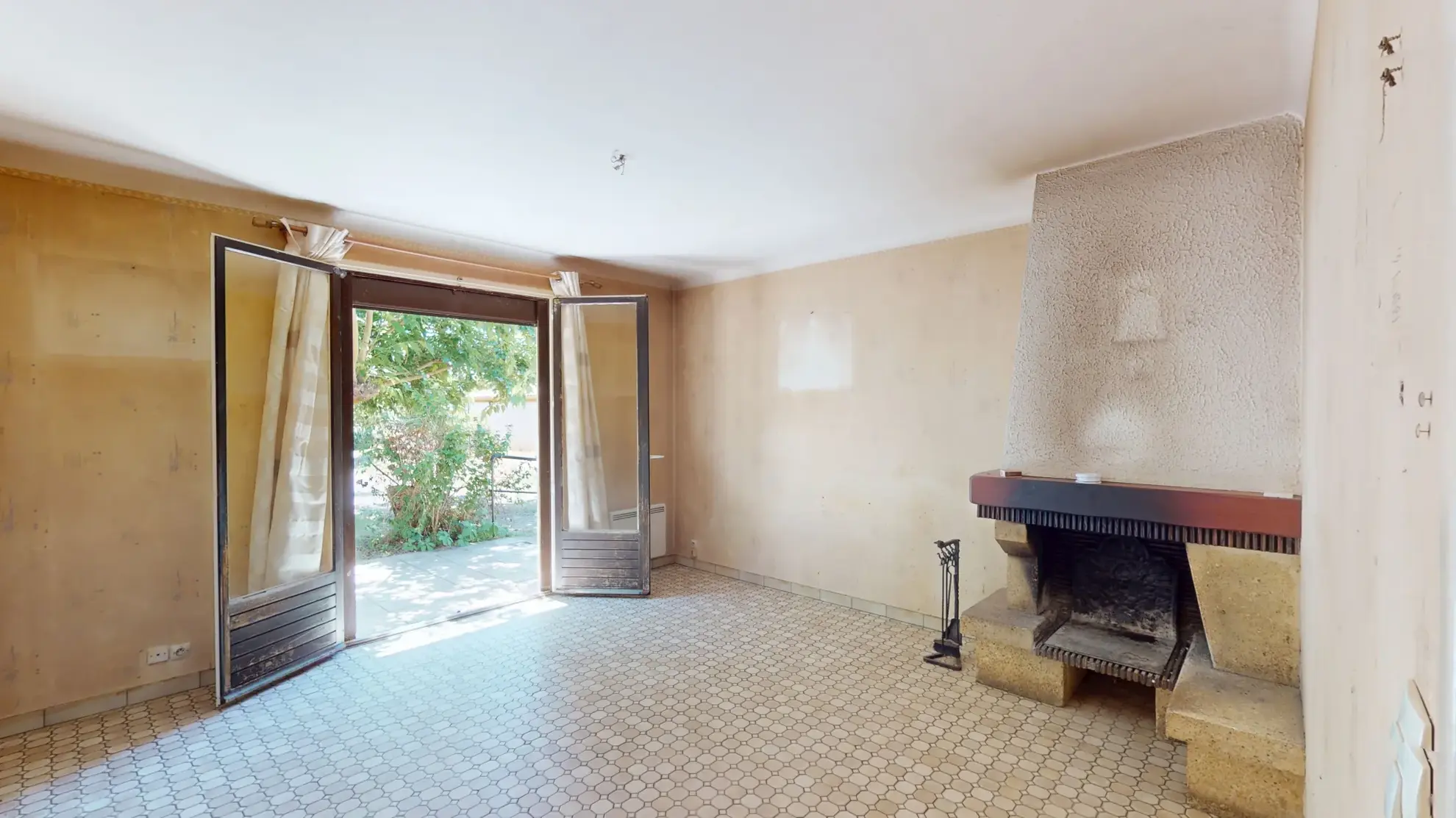 Maison à rénover de 61 m² avec garages et grand terrain à Menville, proche Toulouse 