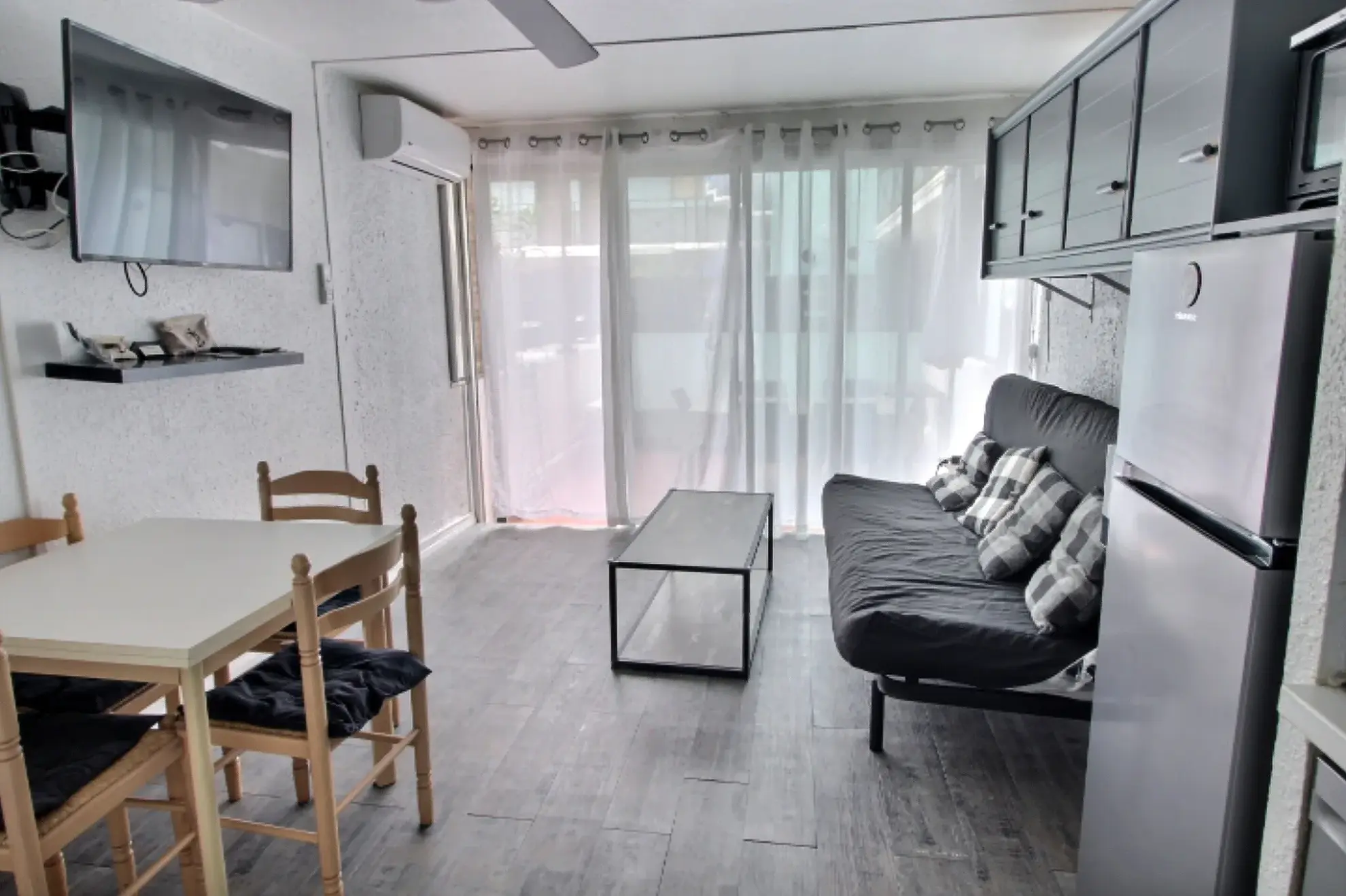 Studio meublé avec terrasse et piscine à Le Grau du Roi, idéal investissement