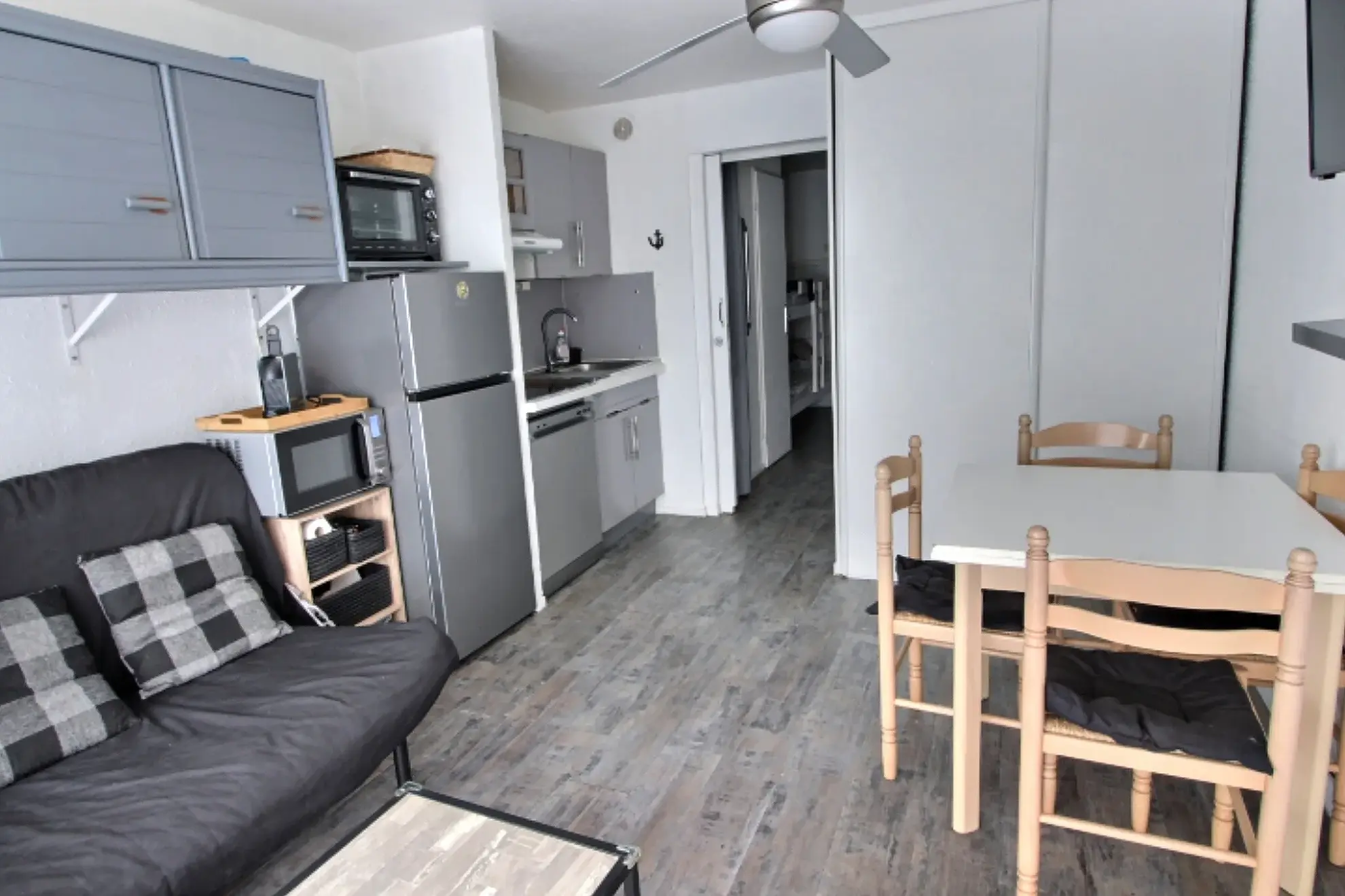 Studio meublé avec terrasse et piscine à Le Grau du Roi, idéal investissement 