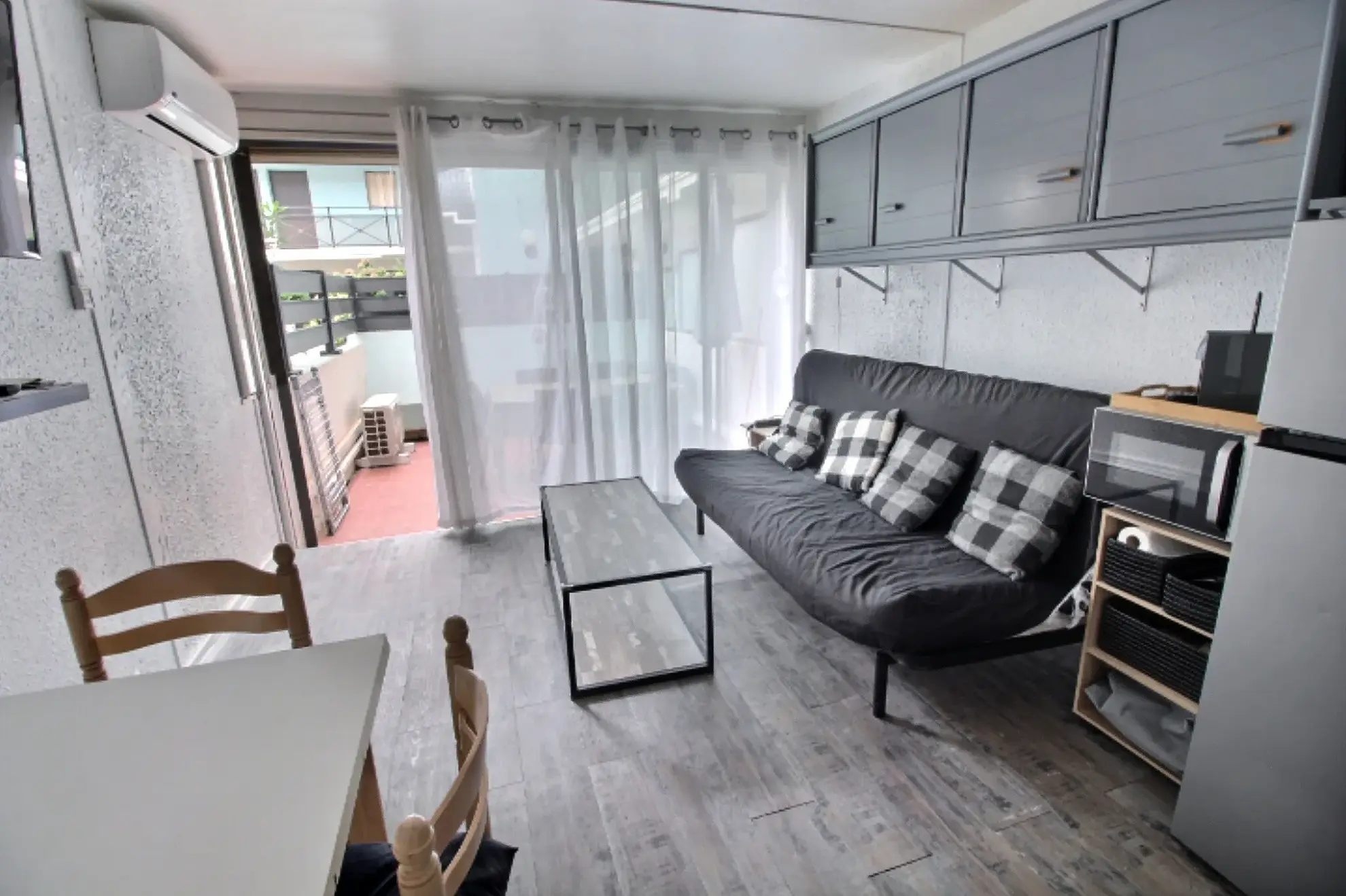 Studio meublé avec terrasse et piscine à Le Grau du Roi, idéal investissement 