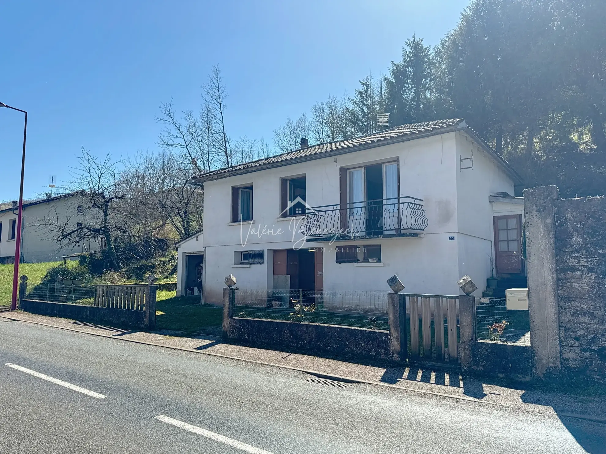 Maison T3 avec double garage sur 2718 m² à Camares – Potentiel et confort 