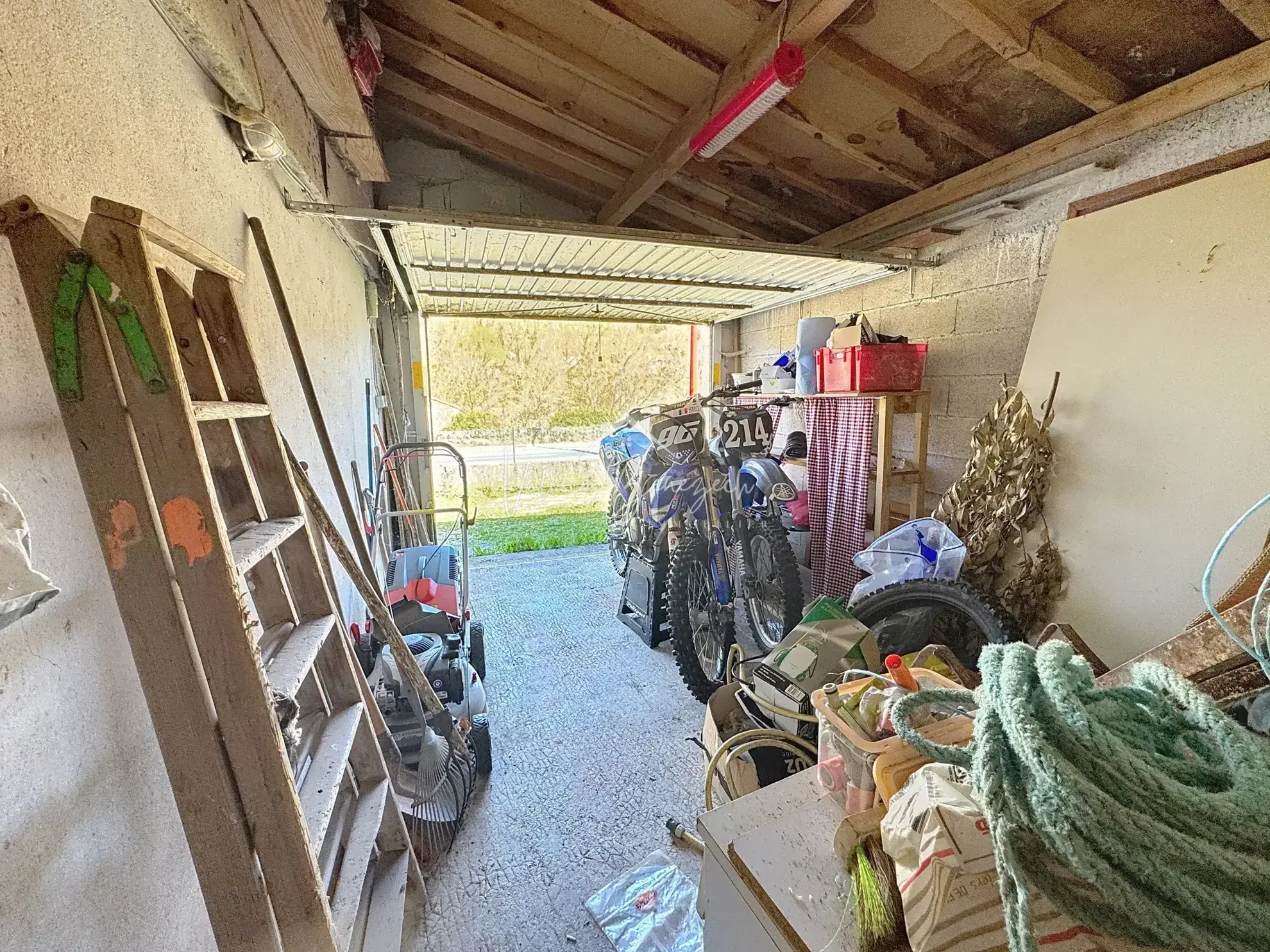 Maison T3 avec double garage sur 2718 m² à Camares – Potentiel et confort 