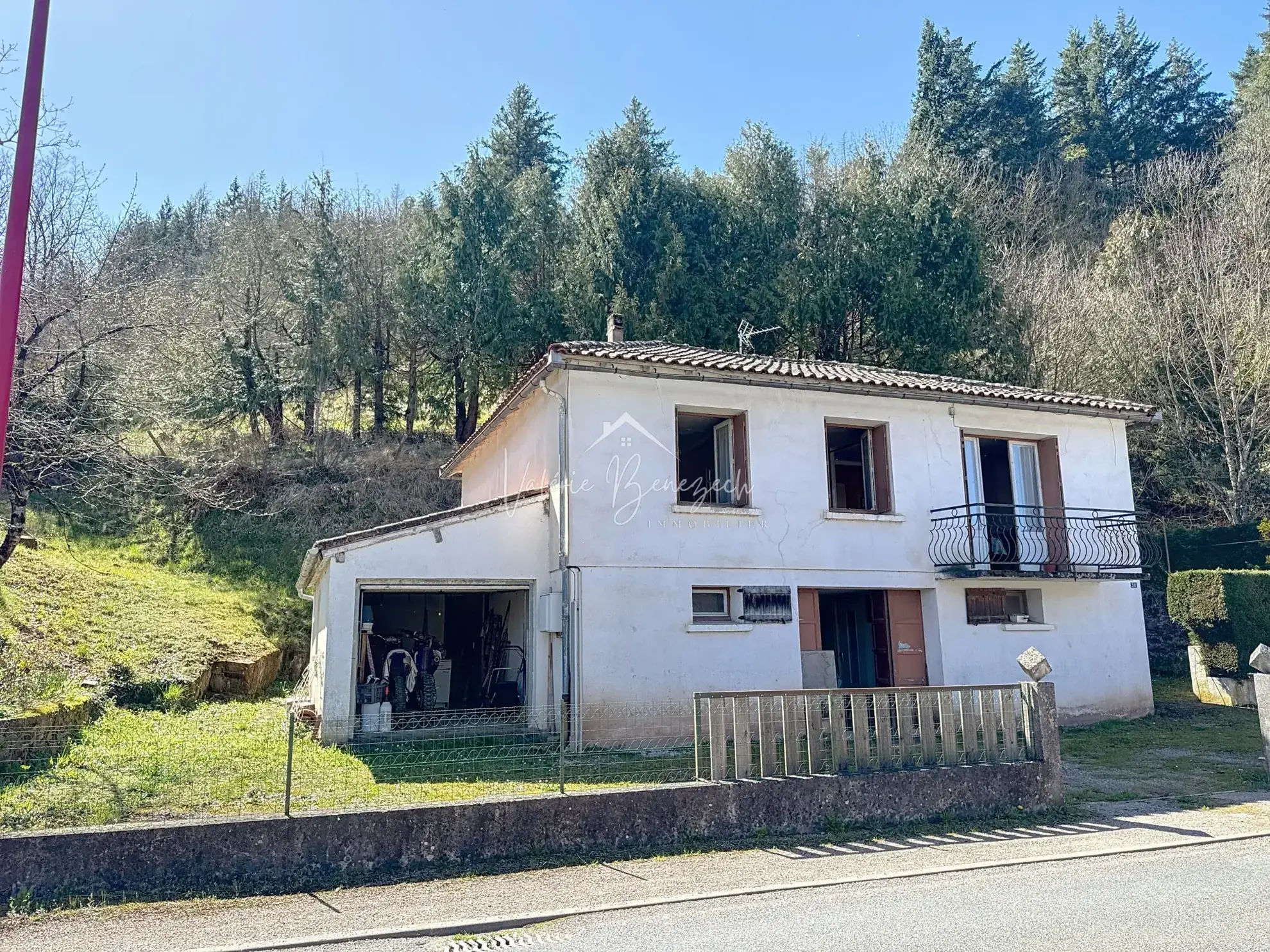 Maison T3 avec double garage sur 2718 m² à Camares – Potentiel et confort 
