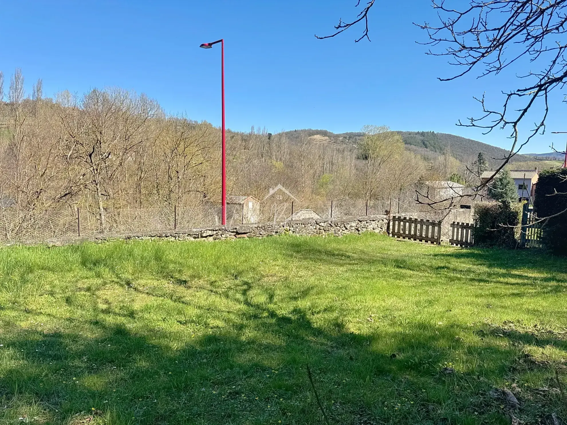 Maison T3 avec double garage sur 2718 m² à Camares – Potentiel et confort 