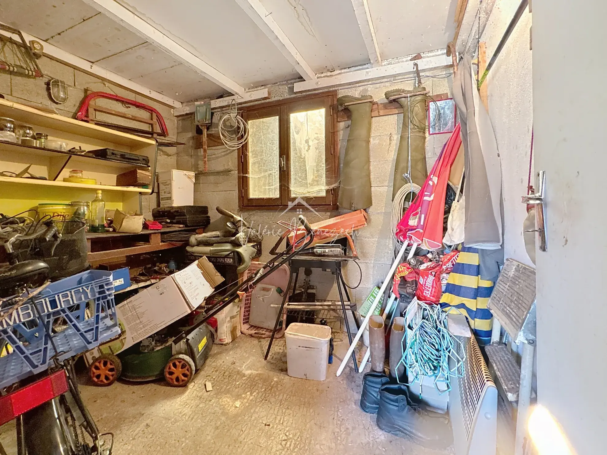 Maison T3 avec double garage sur 2718 m² à Camares – Potentiel et confort 