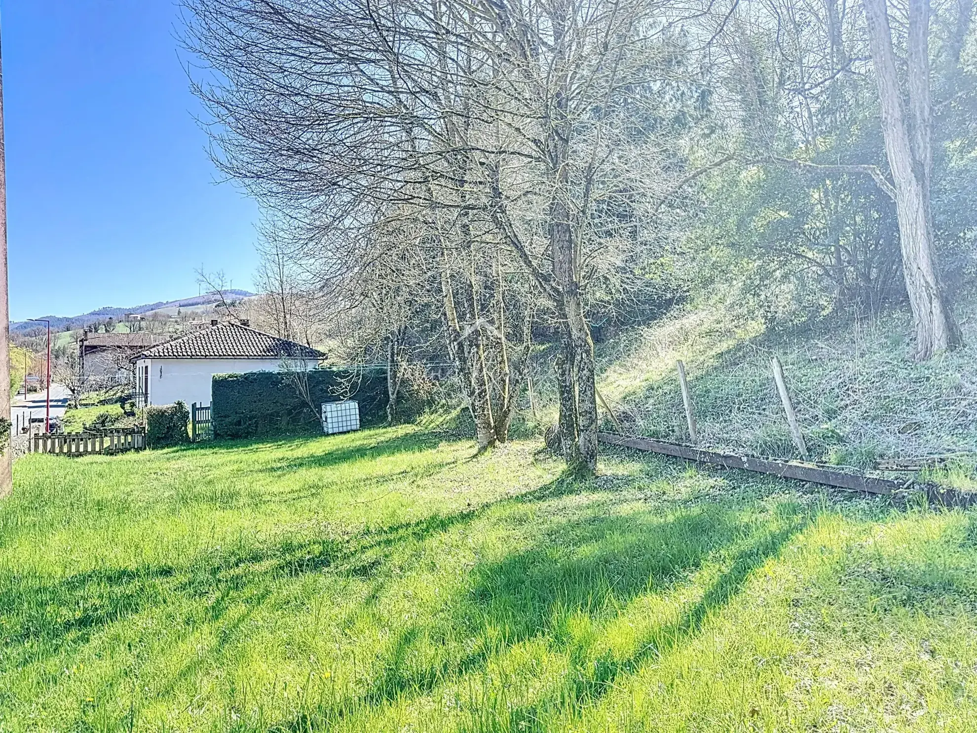 Maison T3 avec double garage sur 2718 m² à Camares – Potentiel et confort