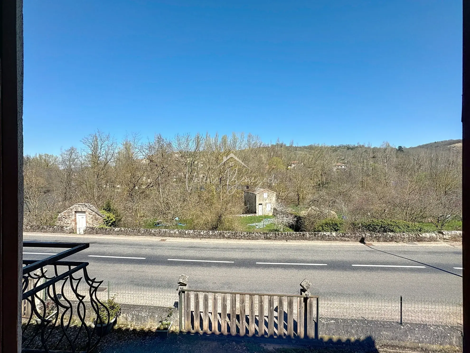 Maison T3 avec double garage sur 2718 m² à Camares – Potentiel et confort 