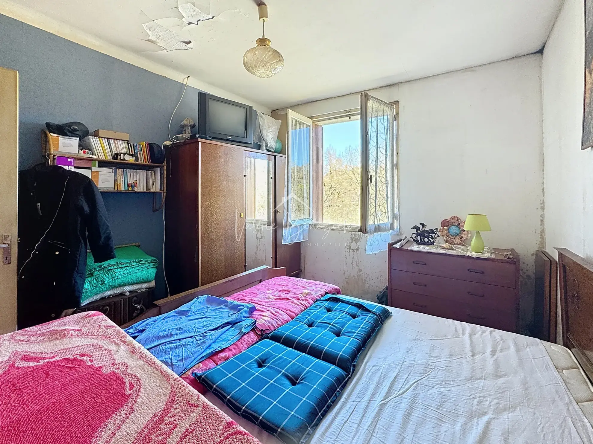 Maison T3 avec double garage sur 2718 m² à Camares – Potentiel et confort 