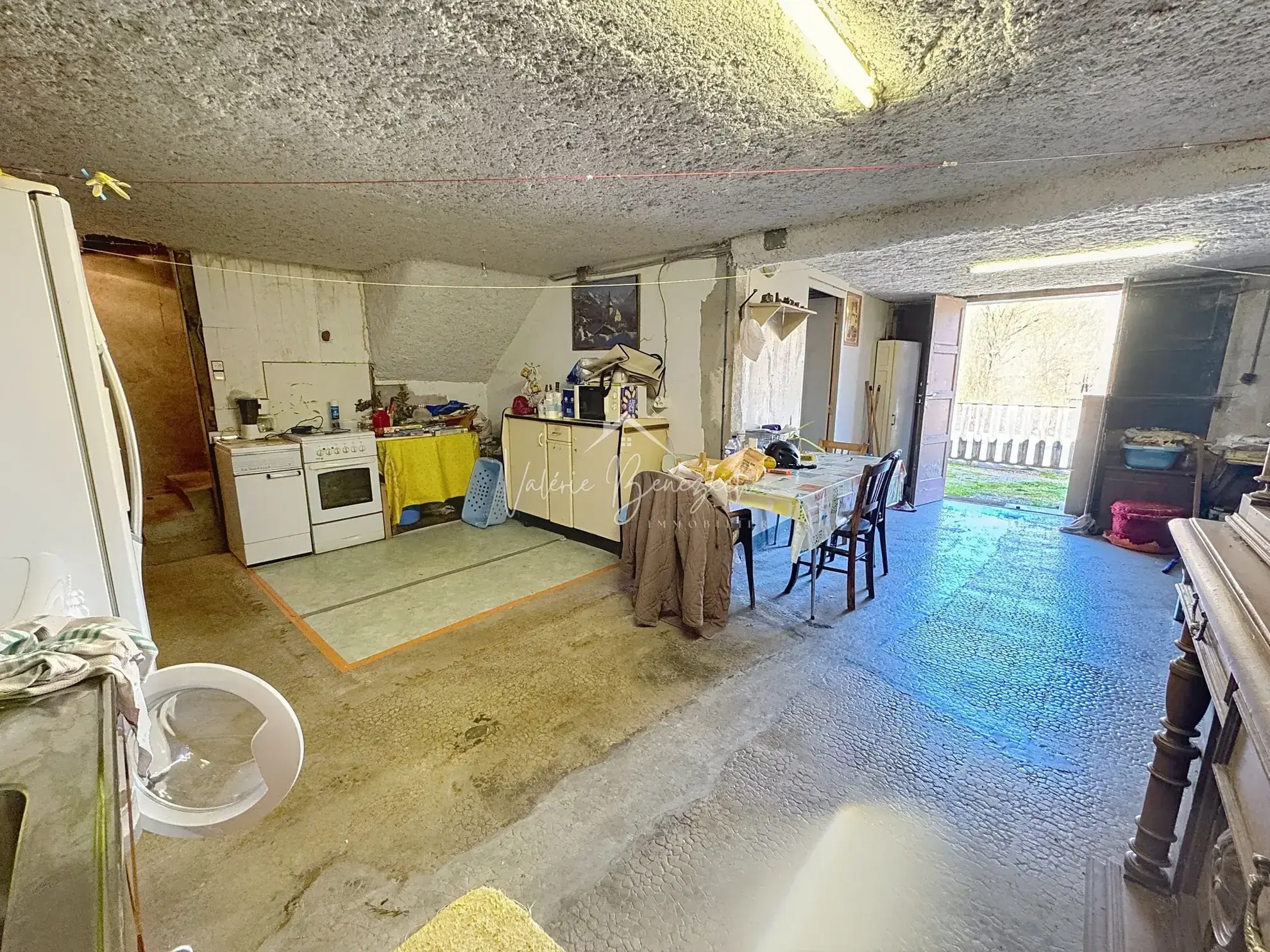 Maison T3 avec double garage sur 2718 m² à Camares – Potentiel et confort 