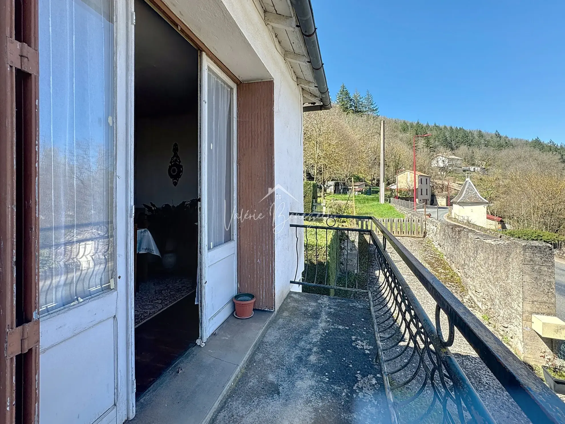 Maison T3 avec double garage sur 2718 m² à Camares – Potentiel et confort 