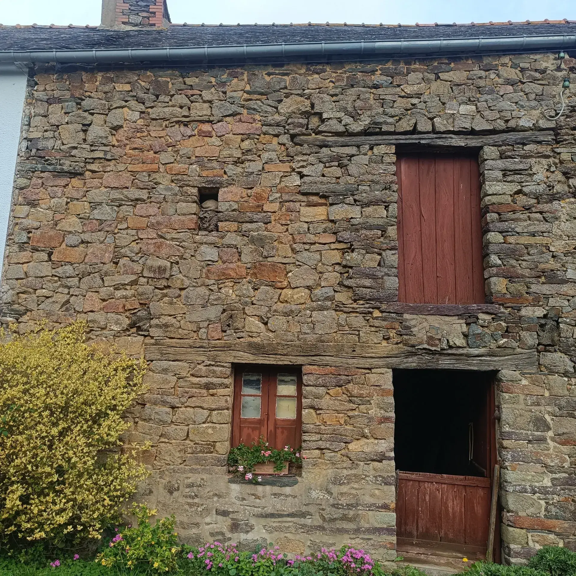 Charmante maison familiale à Neant-sur-Yvel avec grand terrain et potentiel d'aménagement 