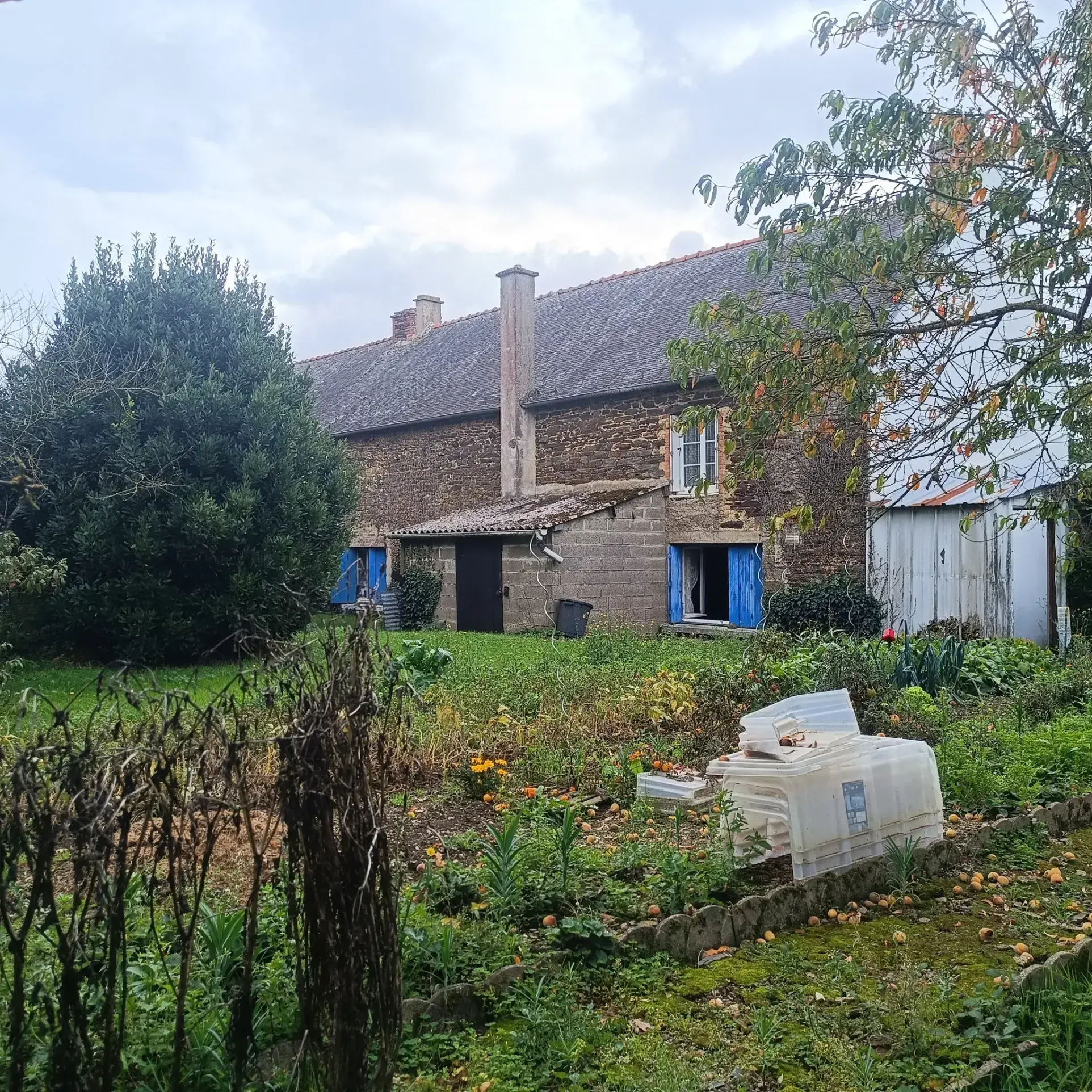 Charmante maison familiale à Neant-sur-Yvel avec grand terrain et potentiel d'aménagement 