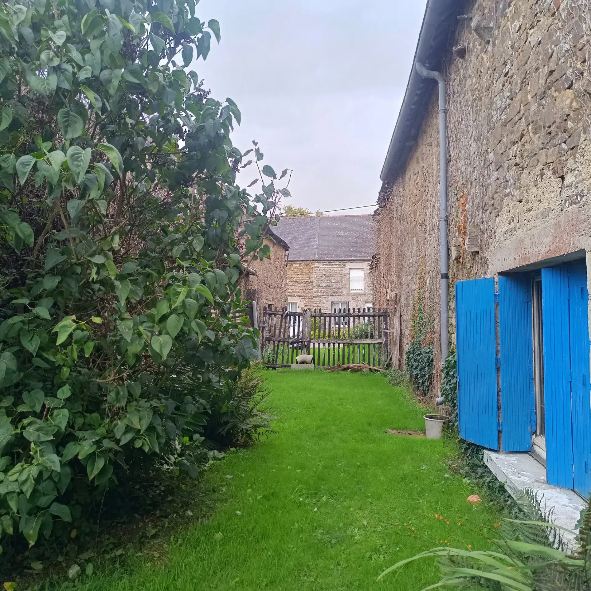 Charmante maison familiale à Neant-sur-Yvel avec grand terrain et potentiel d'aménagement 