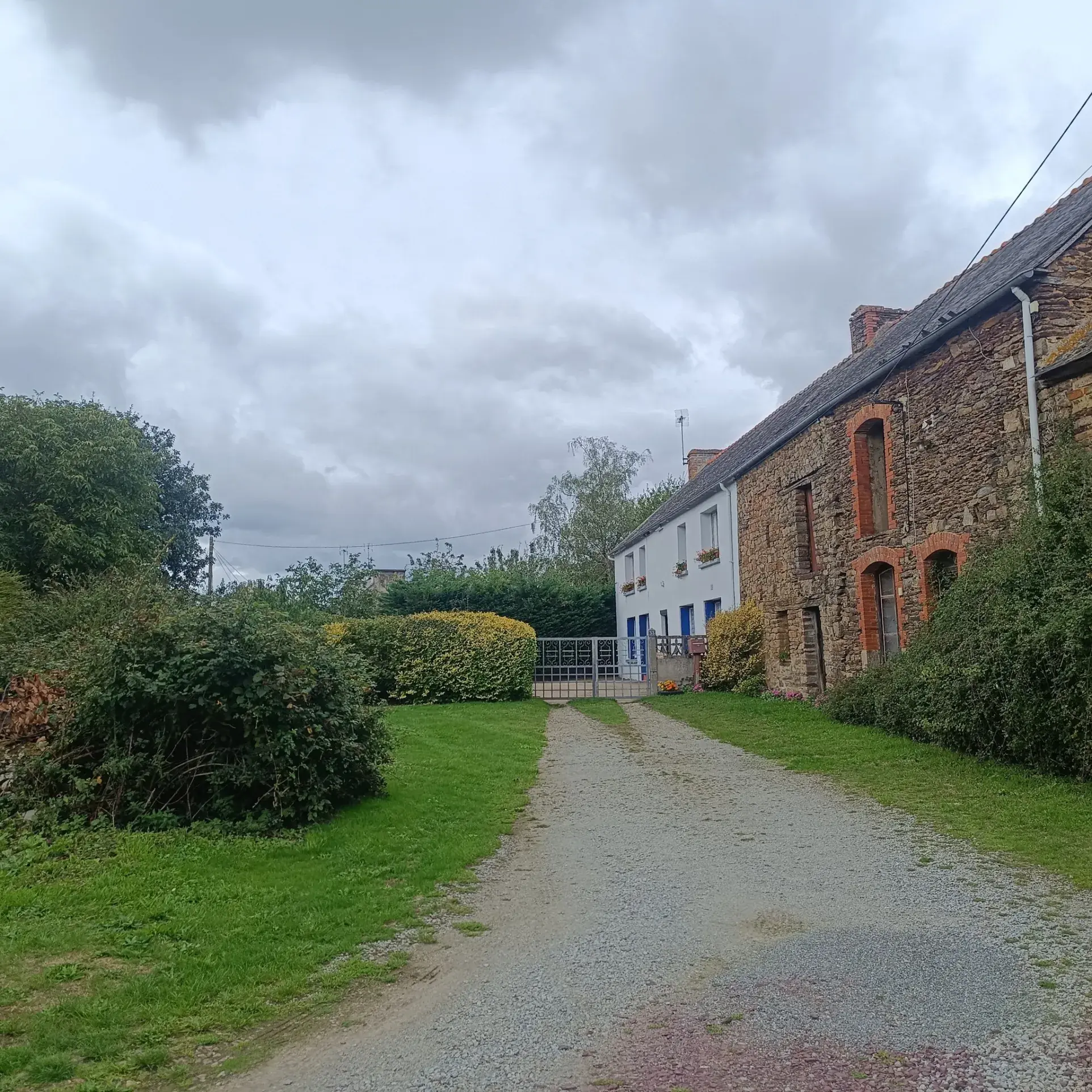 Charmante maison familiale à Neant-sur-Yvel avec grand terrain et potentiel d'aménagement 