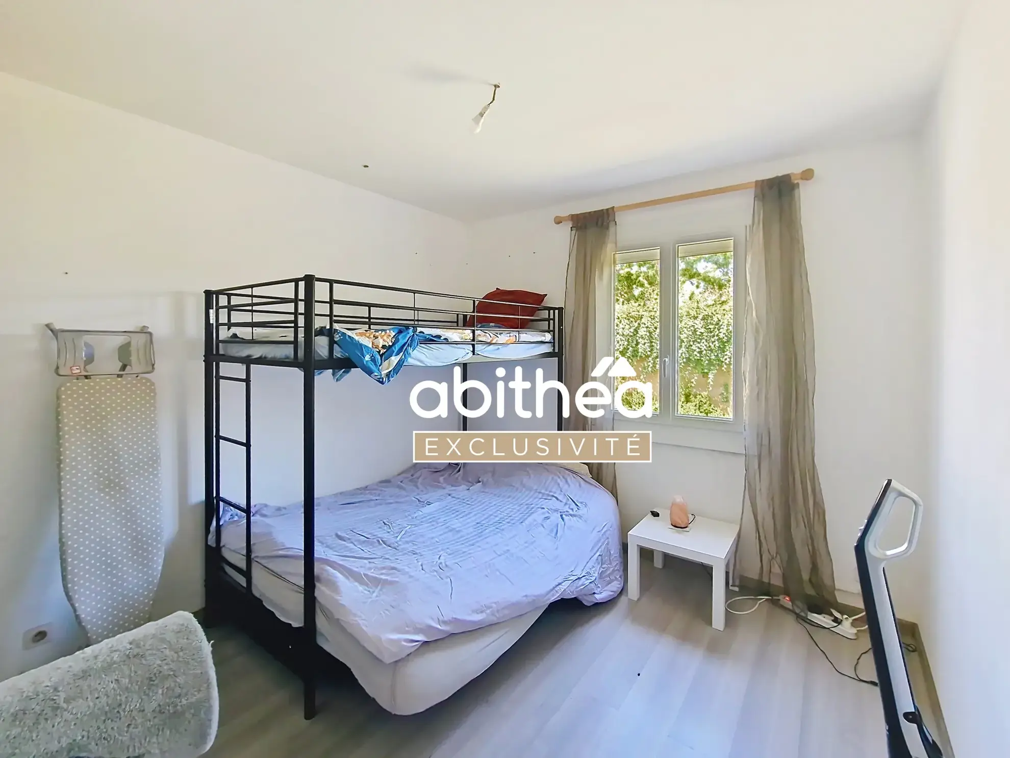 Maison de plain-pied à Chadenac – 77m², 3 chambres, garage, panneaux solaires 