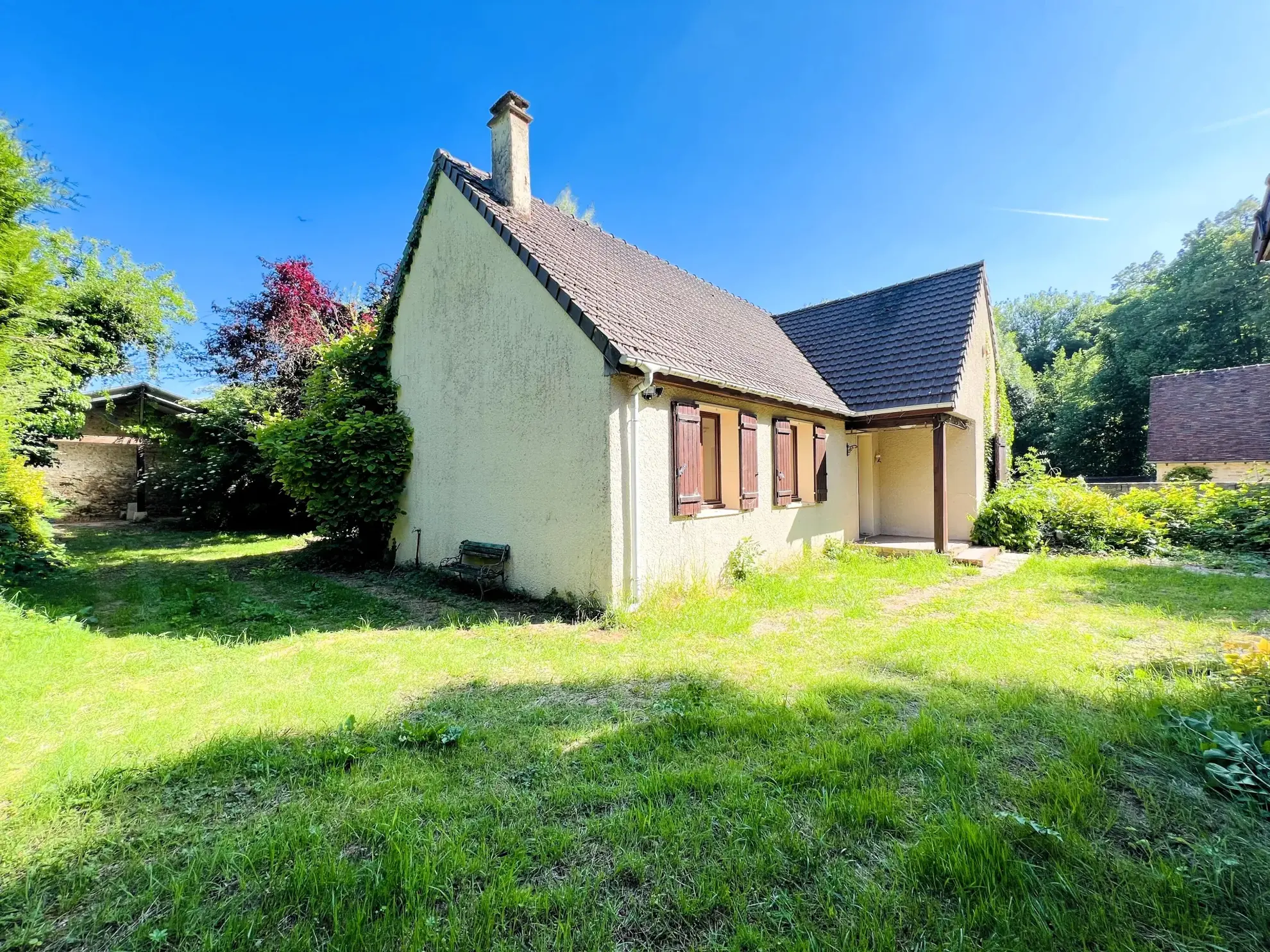 Maison récente avec studio indépendant et grand jardin à Auneaubleurysaintsymphorien
