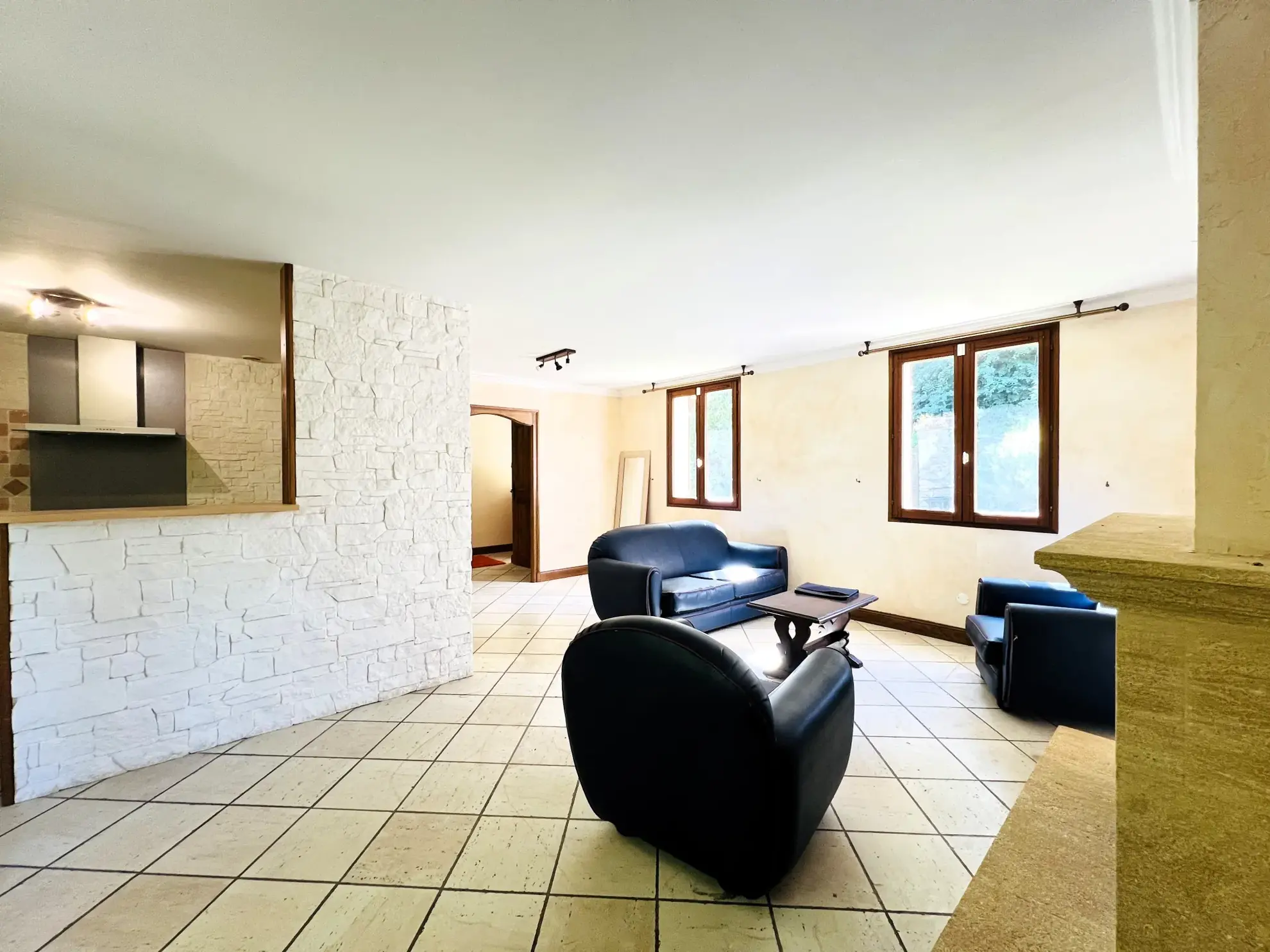 Maison récente avec studio indépendant et grand jardin à Auneaubleurysaintsymphorien 