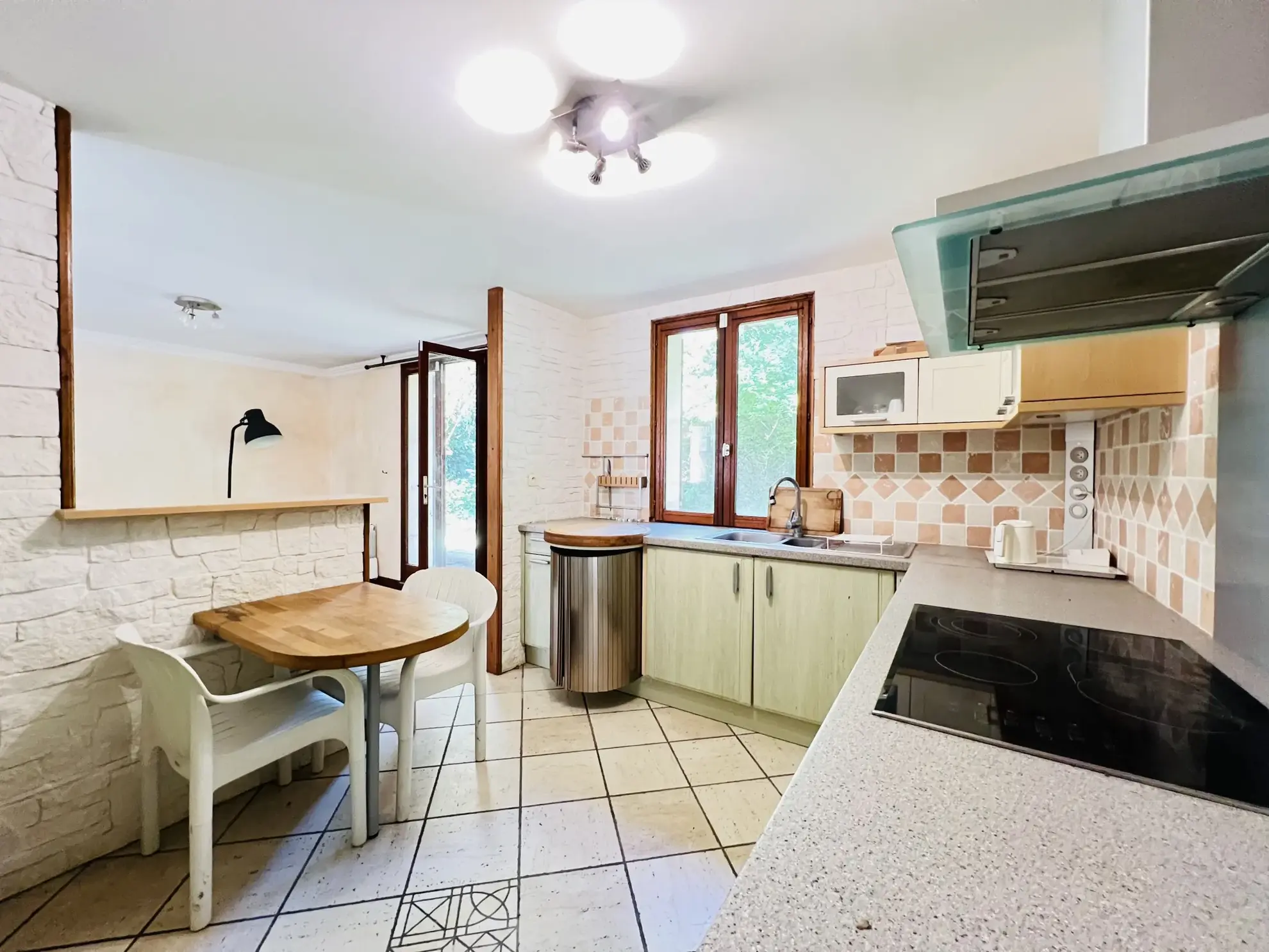 Maison récente avec studio indépendant et grand jardin à Auneaubleurysaintsymphorien 