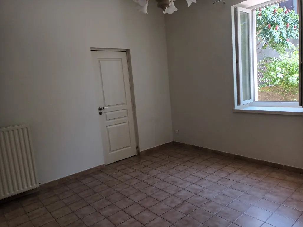 Belle maison rénovée de 8 pièces avec garages et espaces extérieurs proche de Carcassonne 