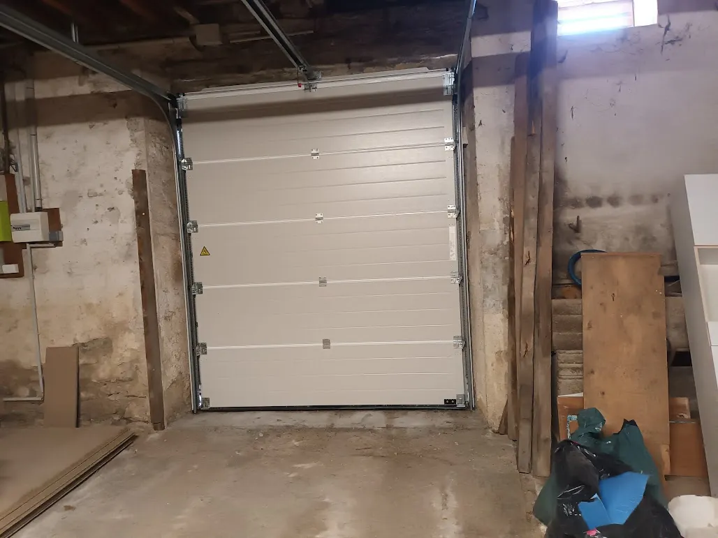 Belle maison rénovée de 8 pièces avec garages et espaces extérieurs proche de Carcassonne 