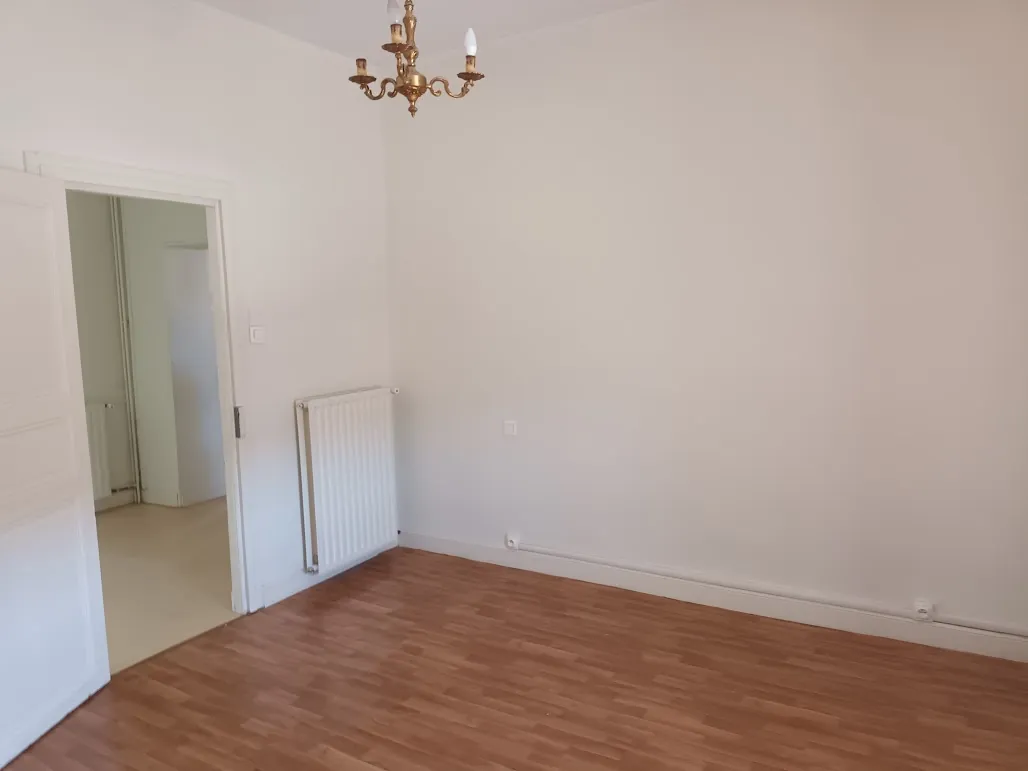 Belle maison rénovée de 8 pièces avec garages et espaces extérieurs proche de Carcassonne 