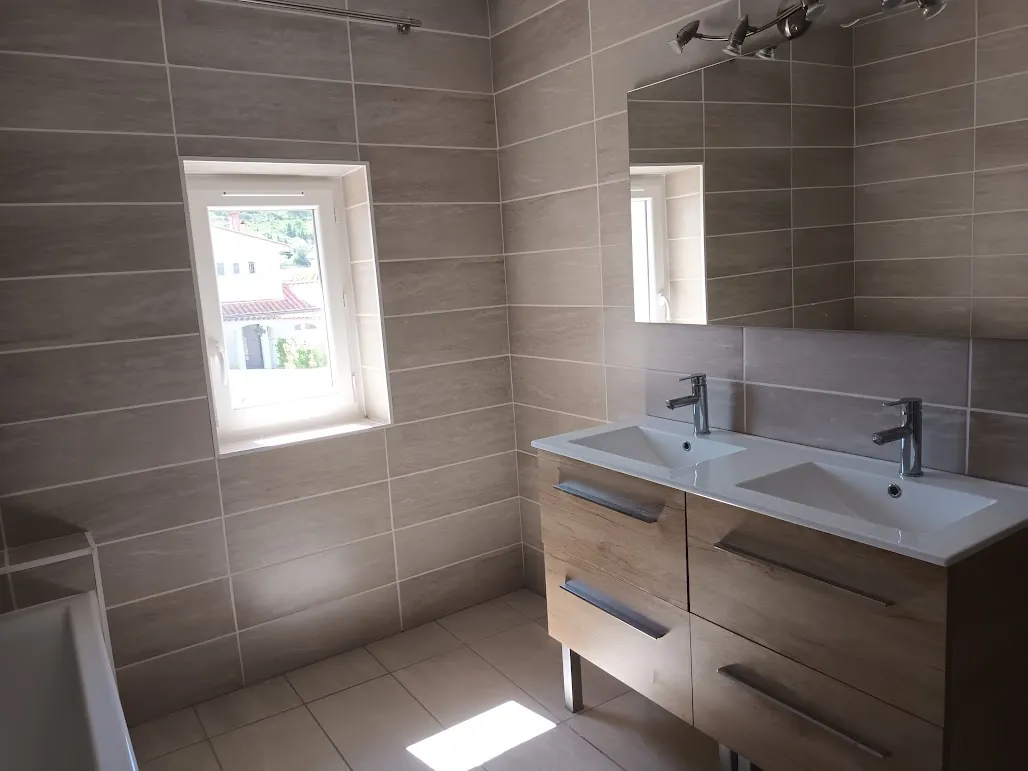 Belle maison rénovée de 8 pièces avec garages et espaces extérieurs proche de Carcassonne 