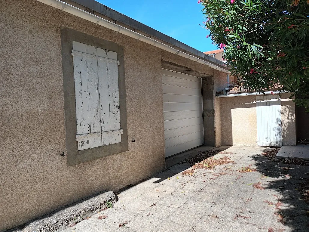 Belle maison rénovée de 8 pièces avec garages et espaces extérieurs proche de Carcassonne 