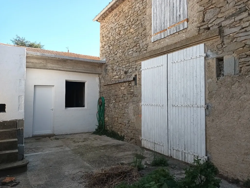 Belle maison rénovée de 8 pièces avec garages et espaces extérieurs proche de Carcassonne 