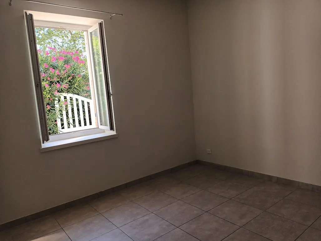 Belle maison rénovée de 8 pièces avec garages et espaces extérieurs proche de Carcassonne 