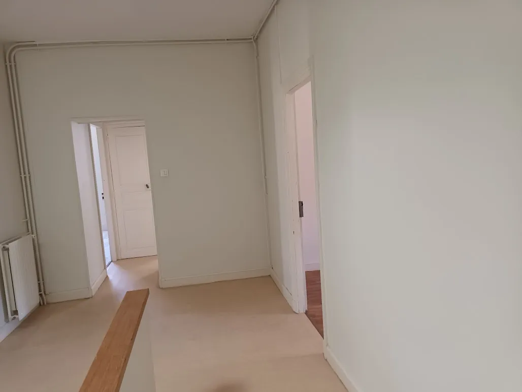 Belle maison rénovée de 8 pièces avec garages et espaces extérieurs proche de Carcassonne 