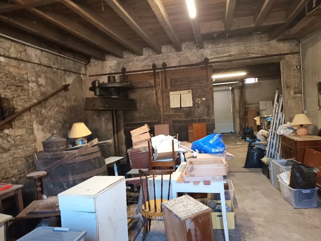 Belle maison rénovée de 8 pièces avec garages et espaces extérieurs proche de Carcassonne 