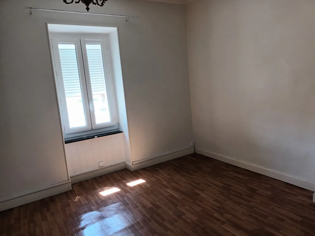 Belle maison rénovée de 8 pièces avec garages et espaces extérieurs proche de Carcassonne 