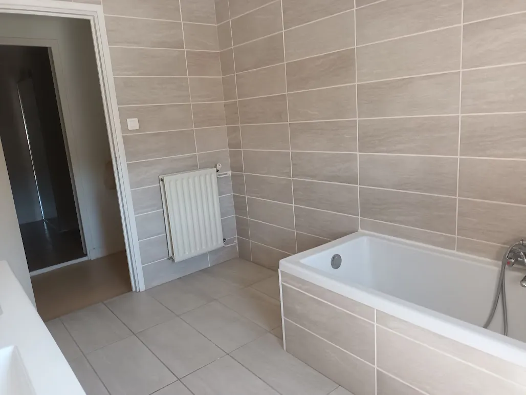 Belle maison rénovée de 8 pièces avec garages et espaces extérieurs proche de Carcassonne 