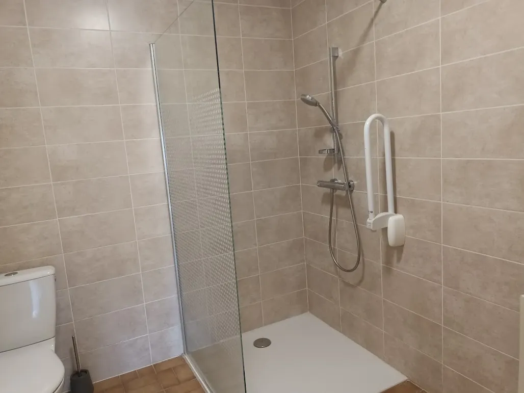 Belle maison rénovée de 8 pièces avec garages et espaces extérieurs proche de Carcassonne 