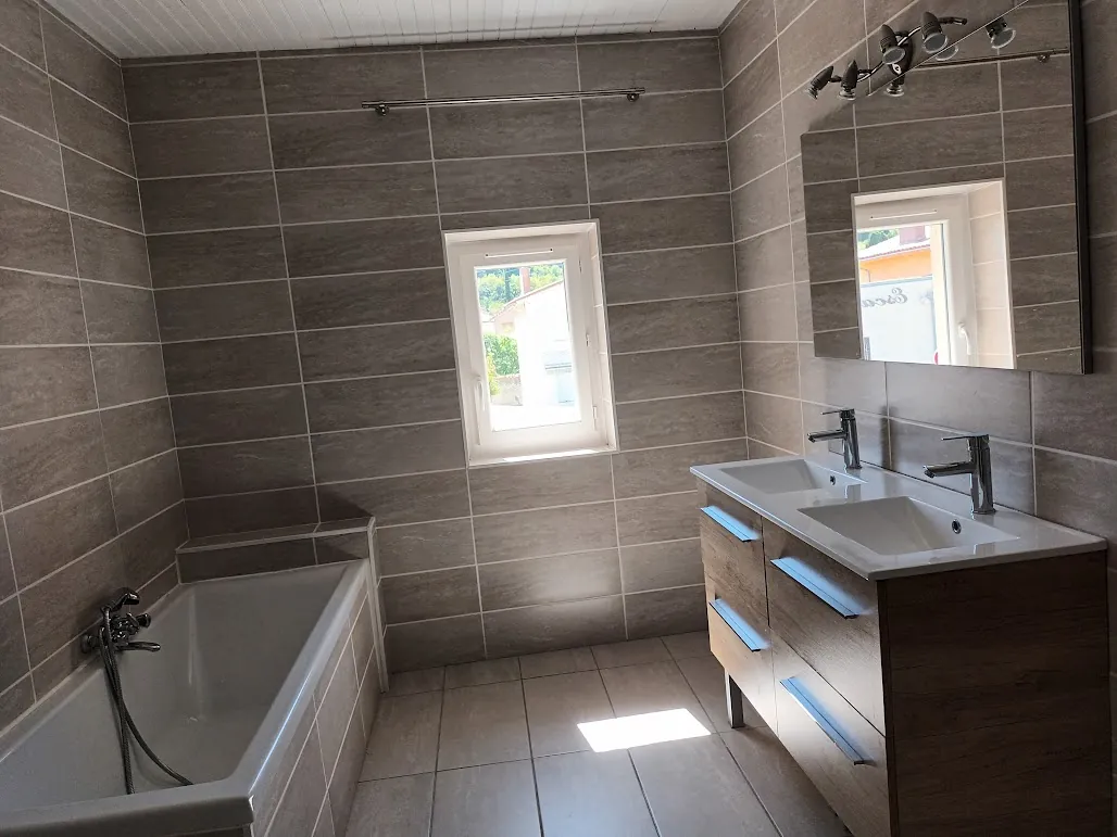 Belle maison rénovée de 8 pièces avec garages et espaces extérieurs proche de Carcassonne 