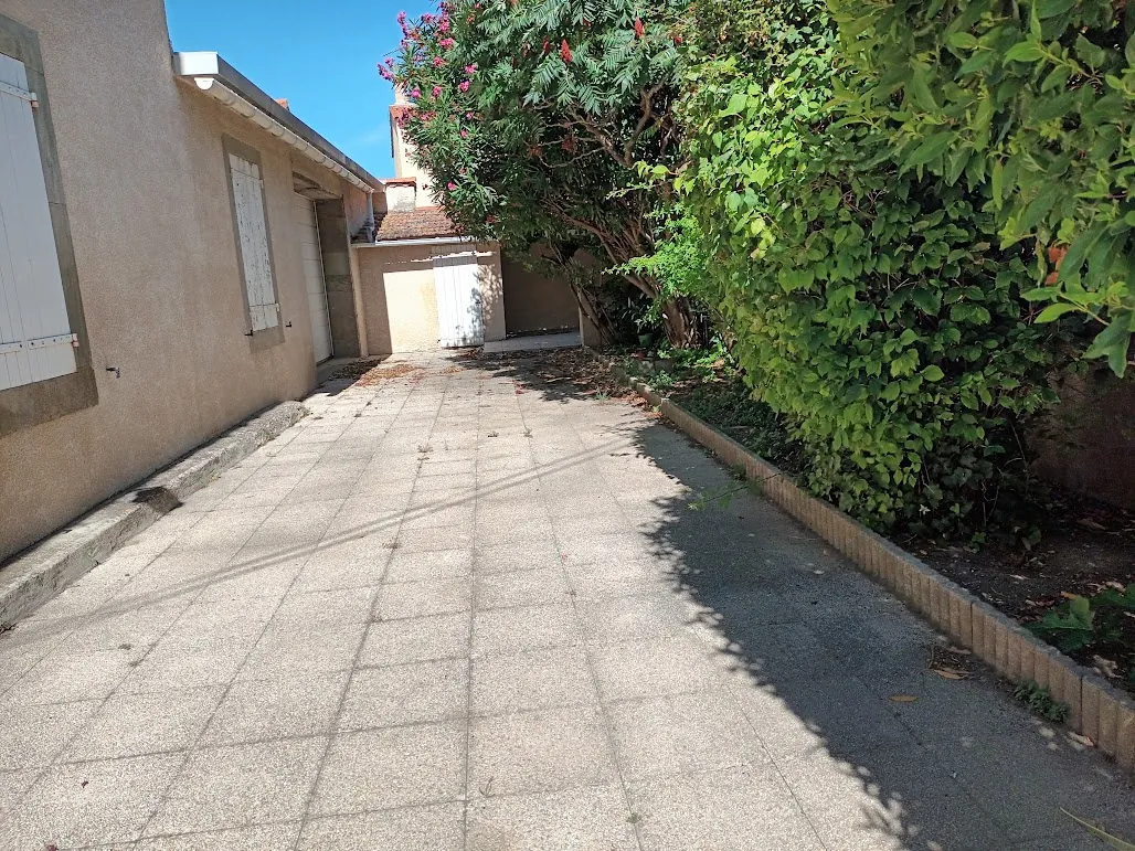 Belle maison rénovée de 8 pièces avec garages et espaces extérieurs proche de Carcassonne 