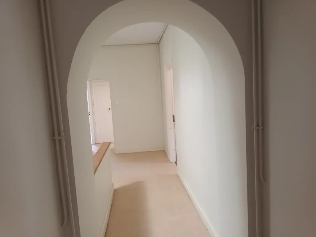 Belle maison rénovée de 8 pièces avec garages et espaces extérieurs proche de Carcassonne 