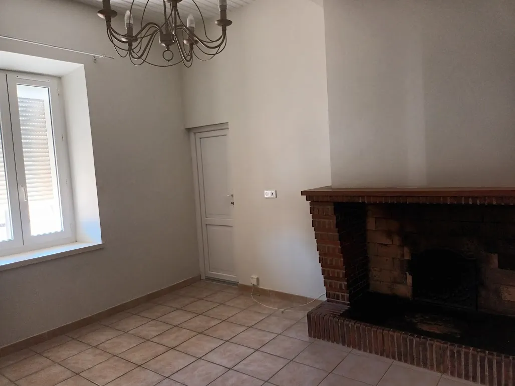 Belle maison rénovée de 8 pièces avec garages et espaces extérieurs proche de Carcassonne 