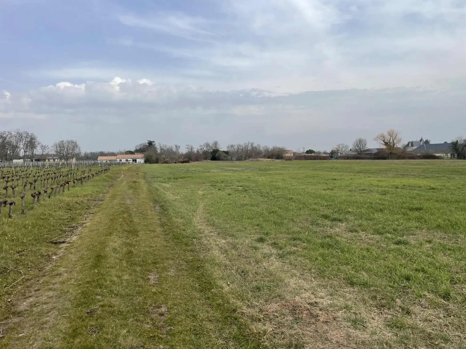 Terrain constructible viabilisé de 630 m² à Saint-Christoly-de-Blaye